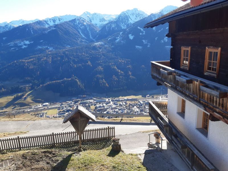 Blick vom Schuistlhof hinunter auf Sillian